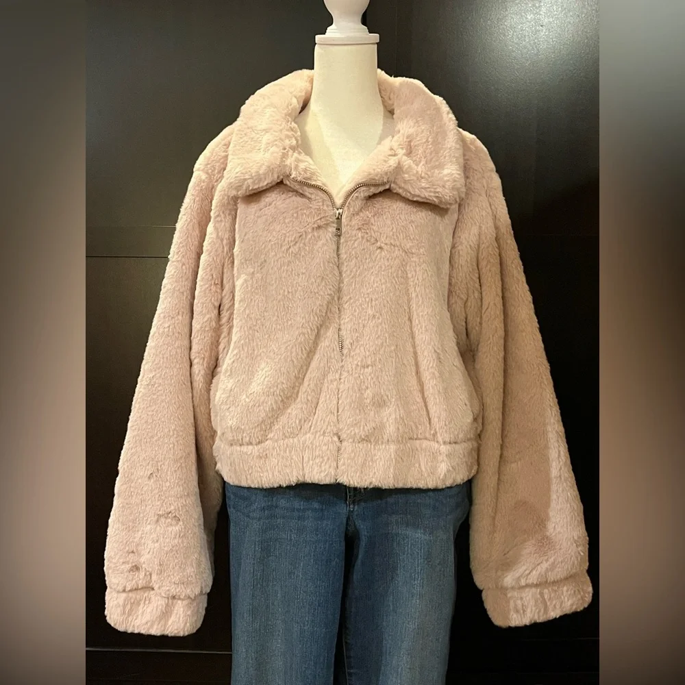 Faux fur cropped jacket. Front zipper, 2 pockets. Subtle pink. Size L. NWT - Picture 4 of 11